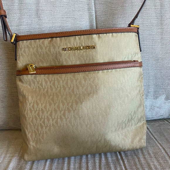 Michael Kors Crossbody - Picture 1 of 8